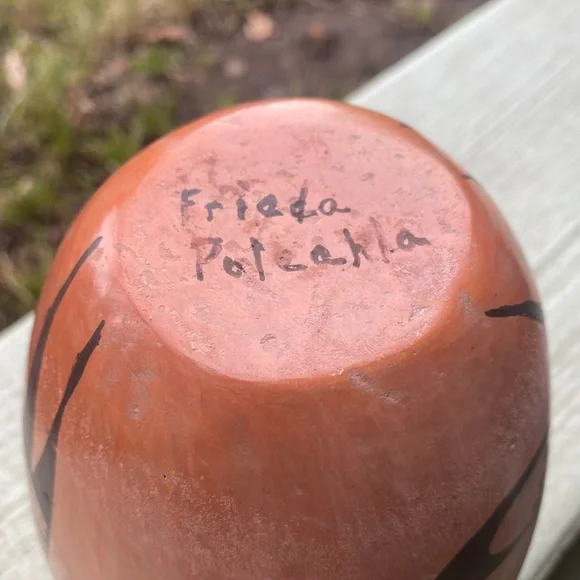 Beautiful Signed, Vintage Hopi Pottery Vase by Renowned Potter Frieda Poleahla - Picture 10 of 12